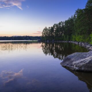 Tyyni järvenselkä kesällä